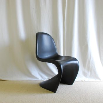 Mid-Century Modern Plastic Chair with sleek design and comfortable seating, ideal for dining rooms, offices, or living spaces.